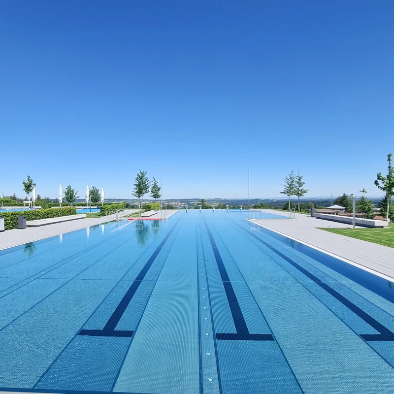 Schwimm-Bahnen im Freibad