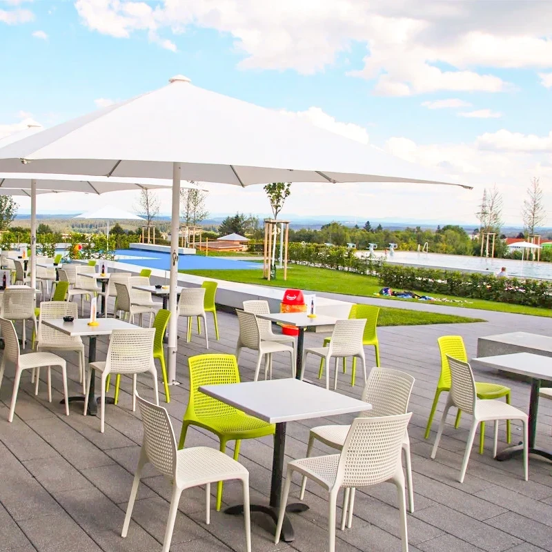 Der Gastrobereich mit schöner Terrasse im Freibad.