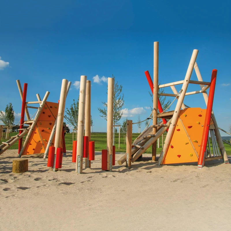 Der Kinderspielplatz mit Kletterturm im Freibad.