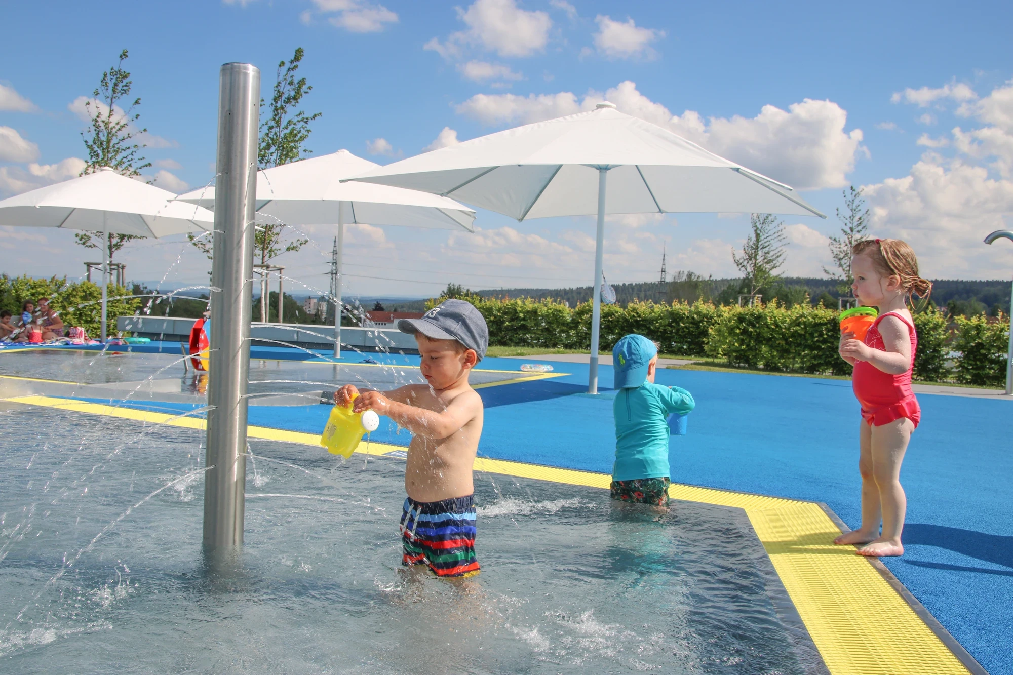 Kinder spielen im flachen Wasser des Kleinkindbereich