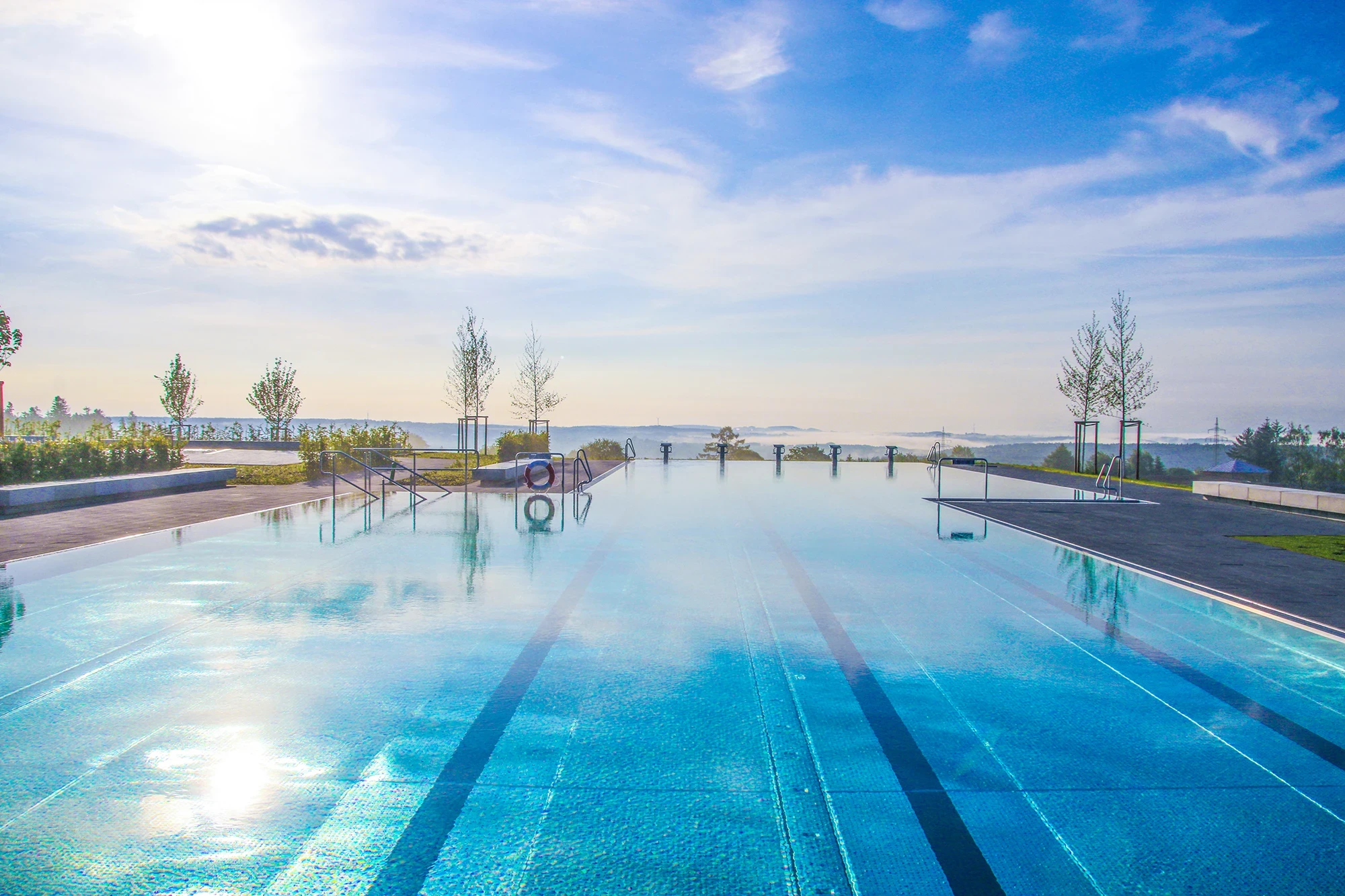 Das große Becken im Panorama-Freibad mit tollem Ausblick.