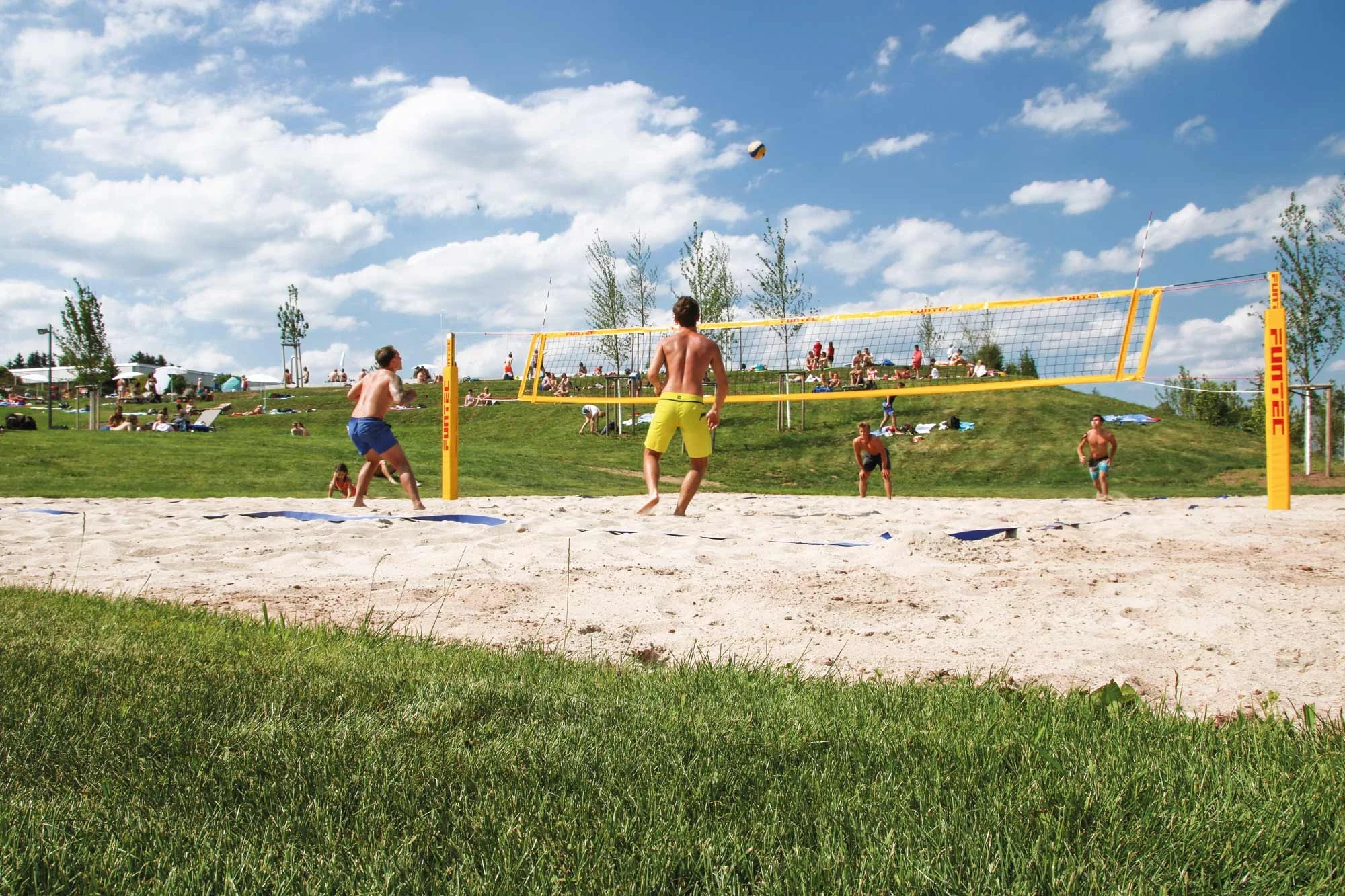 Panorama-Freibad Beachvolleyballfeld in Action auf der unteren Liegewiese