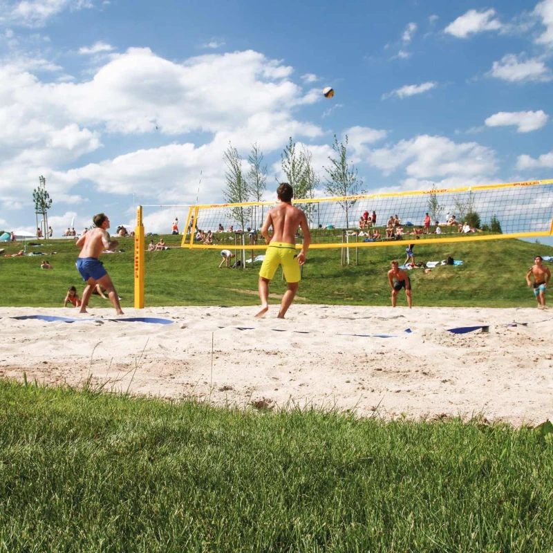 Panorama-Freibad Beachvolleyballfeld in Action auf der unteren Liegewiese
