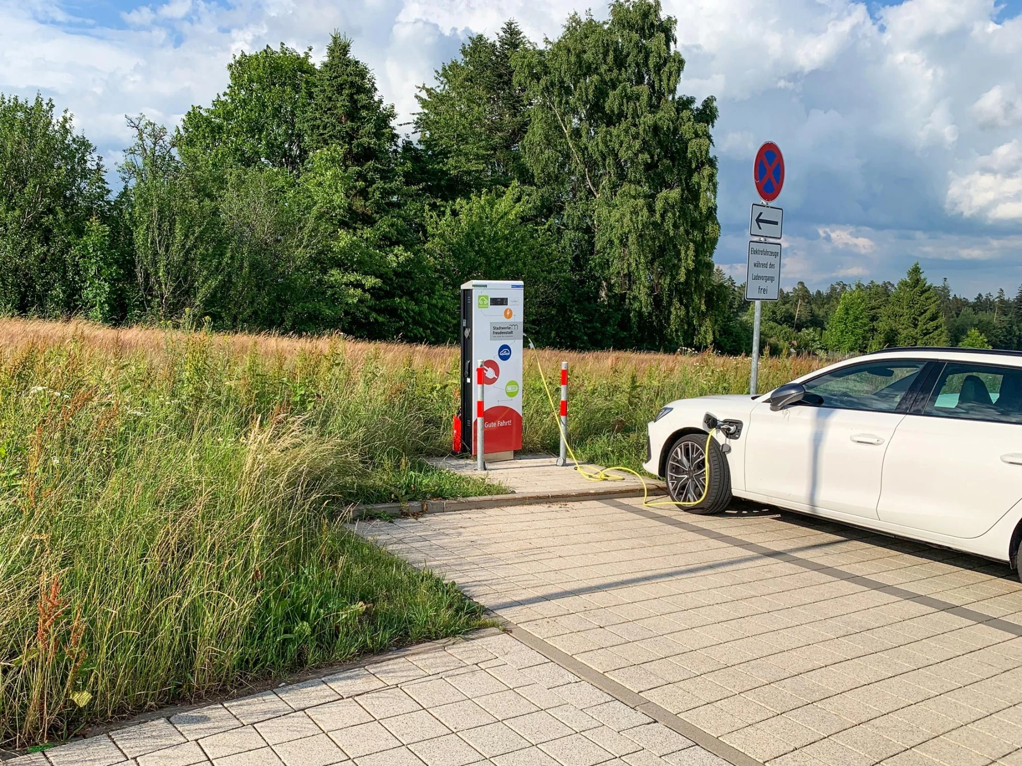 Elekto-Auto lädt am Freibad-Parkplatz seinen Akku