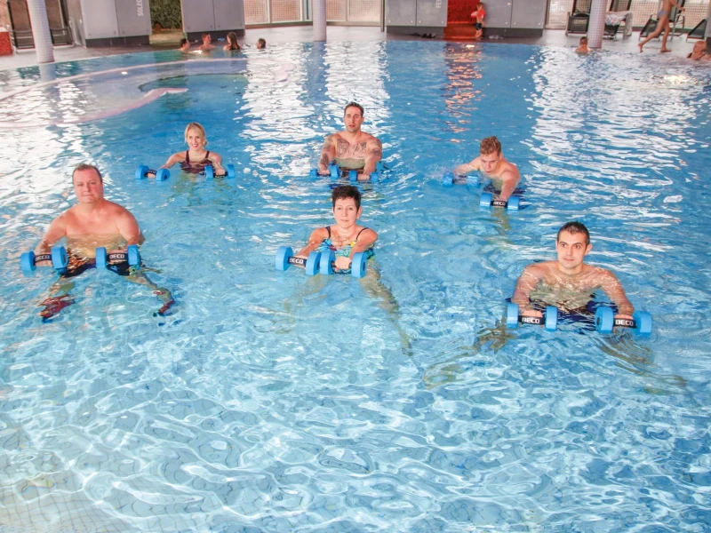 Aquafitness-Kurs mit Teilnehmern im Becken des Vitalbereichs