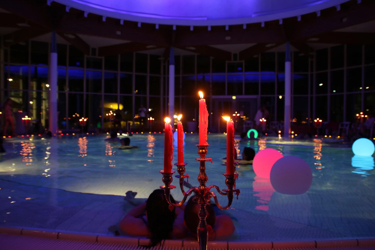 Schwimmen und entspannen bei Kerzenschein und leuchtenden LED-Kugeln beim Candle-light-Schwimmen