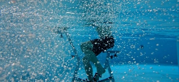 Unterwasseraufnahme beim Aquacycling
