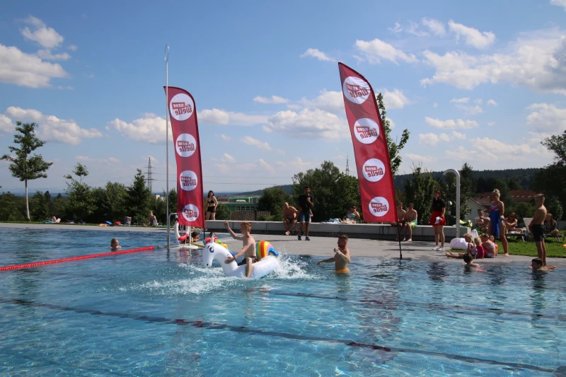 Ein Sprung auf das gro&szlig;e Einhorn im Freibad entscheidet &uuml;ber die Sieger