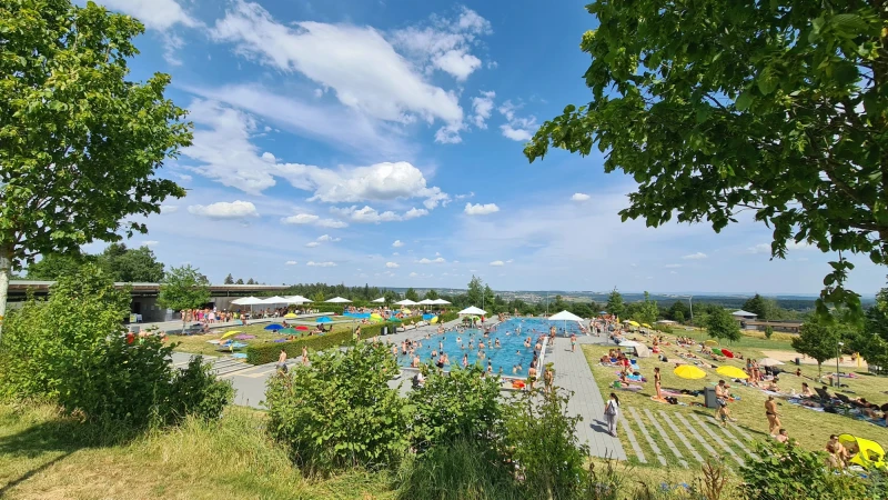Blick auf das Freibad im Sommer.