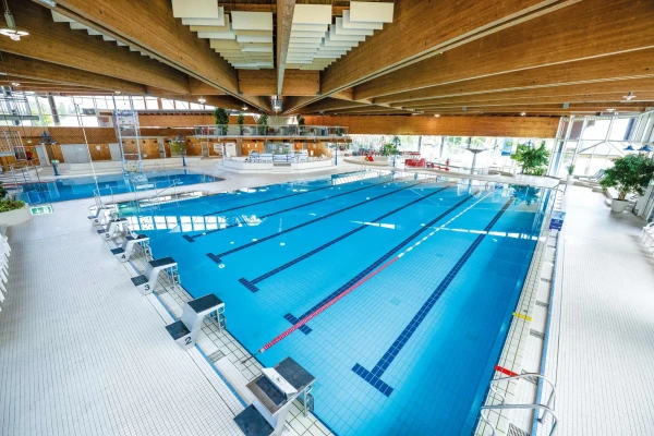 Großes 25 Meter Sportbecken mit 6 Bahnen und Startblöcke und Sprung- und Tauchbecken