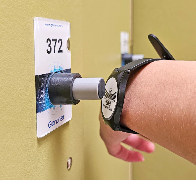 Elektronisches Spindschloss wird mit dem Transponder verschlossen und geöffnet