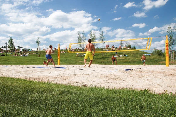 Panorama-Freibad Beachvolleyballfeld in Action auf der unteren Liegewiese