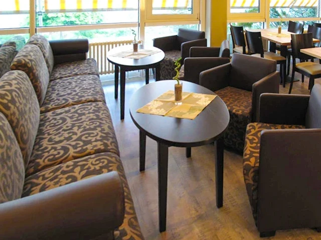 Gemütliche Sofa und Sesselecke im Restaurant