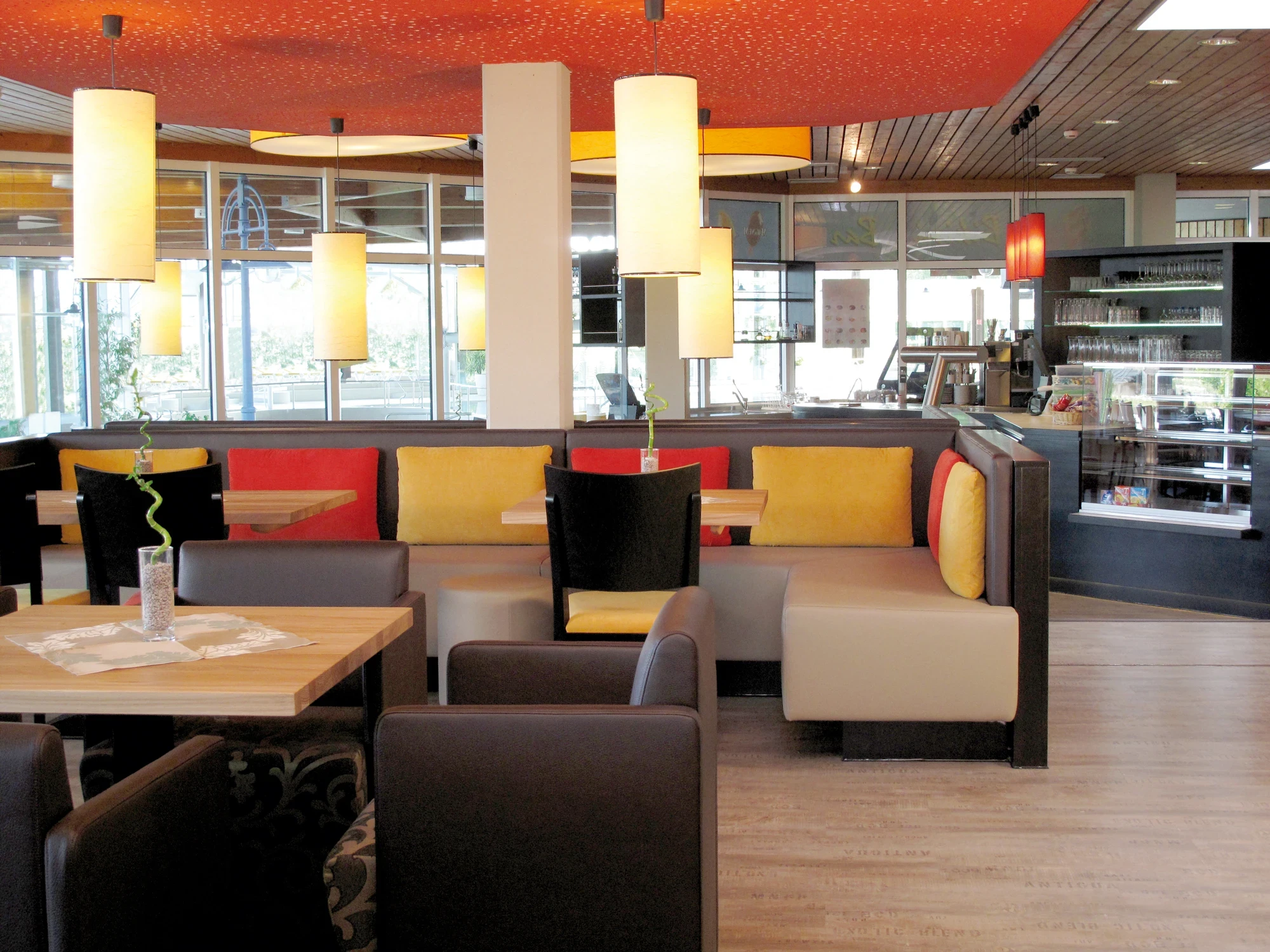 Gemütlich modernes Restaurant in schwarz-rot-gelber Farbgestaltung