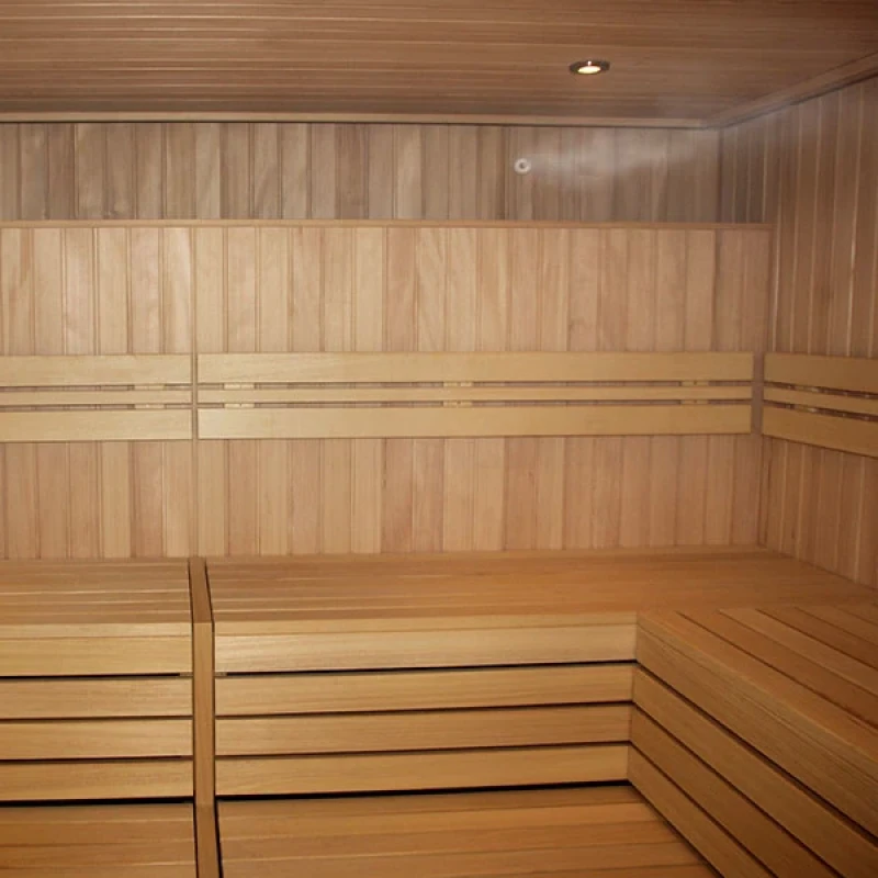 Saunaraum mit Holzverkleidung und Salzinhalationsdüse